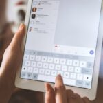 Miłość w czasach algorytmu: jak technologia zmienia relacje międzyludzkie