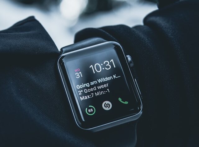 Smartwatch zamiast telefonu? Coraz popularniejszy wybór rodziców pod lupą