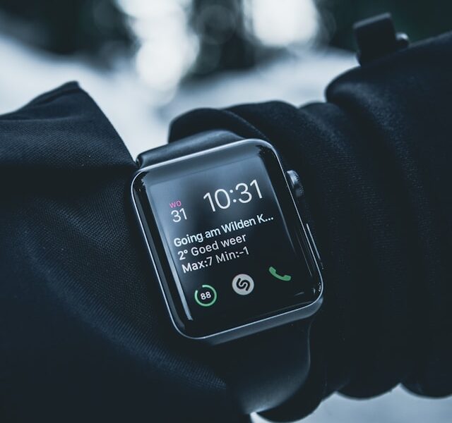 Smartwatch zamiast telefonu? Coraz popularniejszy wybór rodziców pod lupą